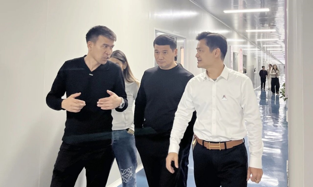 The China-Kazakhstan delegation has an in-depth connection with Renjiang Photovoltaics and jointly draws a blueprint for new energy cooperation（images 1）